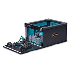 Model Bburago McLaren F1 1:43 George Russel s modelem boxu