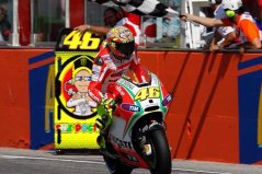 Model přilby MotoGP Valentino Rossi Misano 2012 1:5