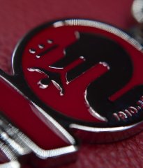 Alfa Romeo 110 let anniversary kovový odznak