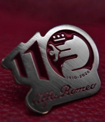 Alfa Romeo 110 let anniversary kovový odznak