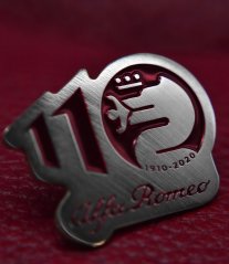 Alfa Romeo 110 let anniversary kovový odznak