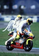 Model přilby MotoGP Valentino Rossi Brazilie 1999 Jacarepaguà 1:5